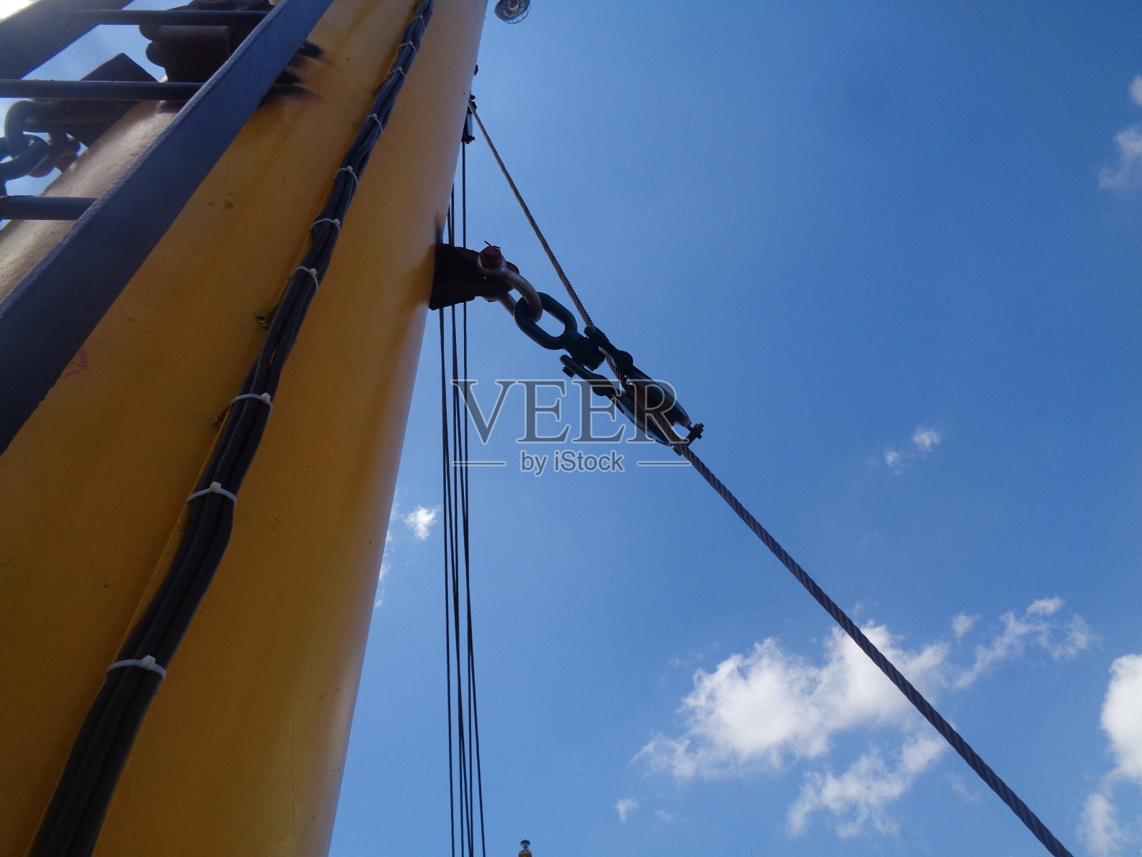 靠近船头的木船钢丝绳与蓝色的天空背景照片摄影图片