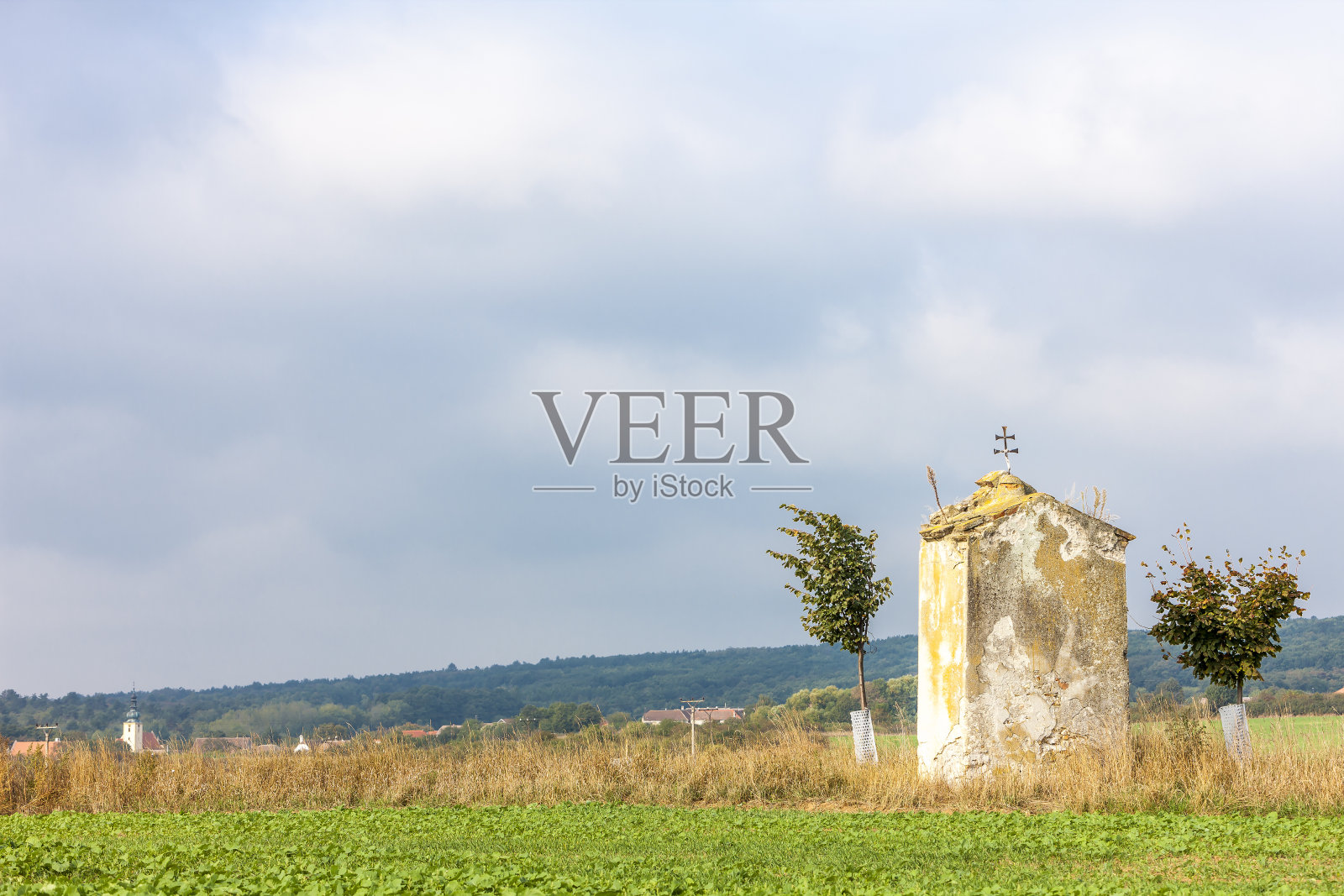 捷克共和国Znojmo地区，Konice附近被毁的髑髅教堂照片摄影图片