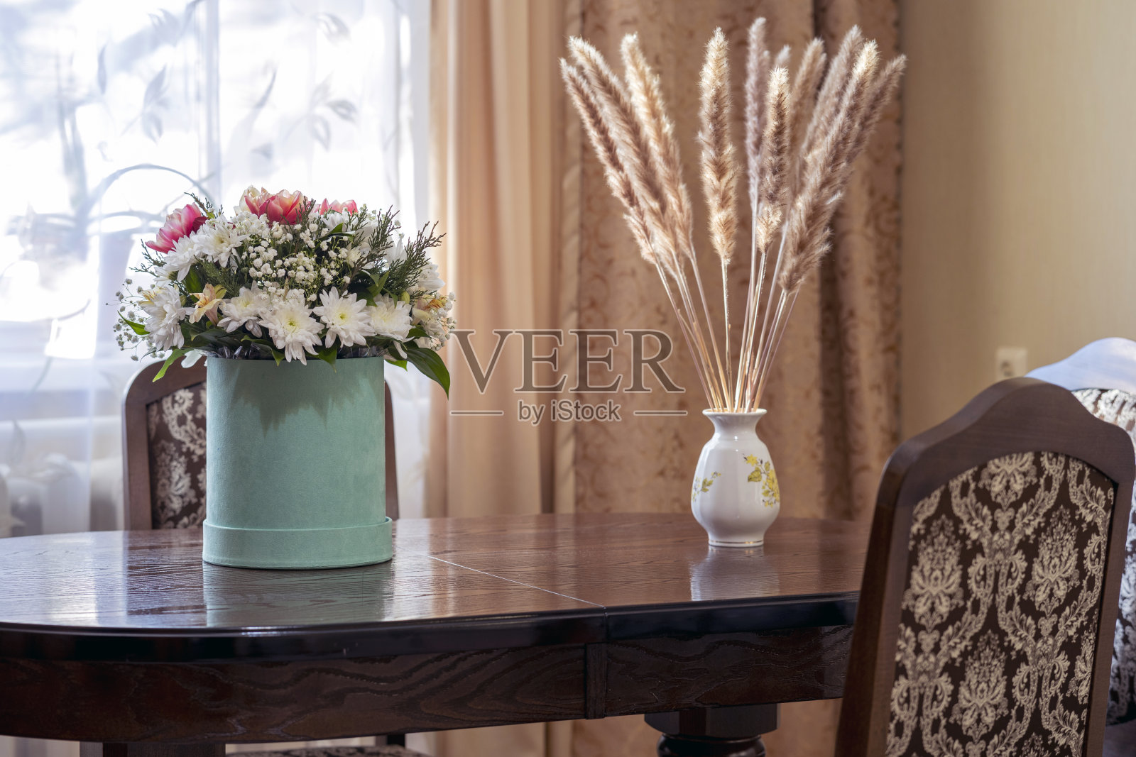 浓郁美丽的花束。清新的秋花束。鲜花鲜艳多样。有选择性的重点。照片摄影图片