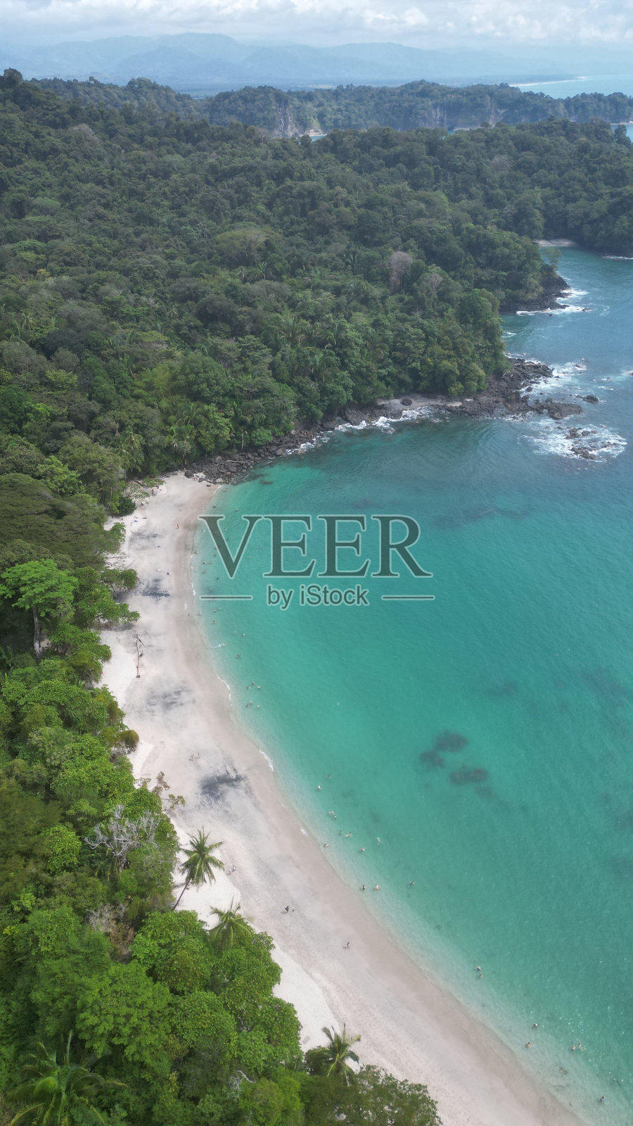 无人机垂直拍摄的岩石海岸覆盖在蓝色多云的天空下照片摄影图片