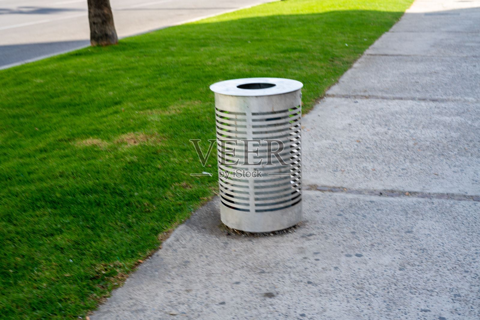 人行道上的金属垃圾箱照片摄影图片