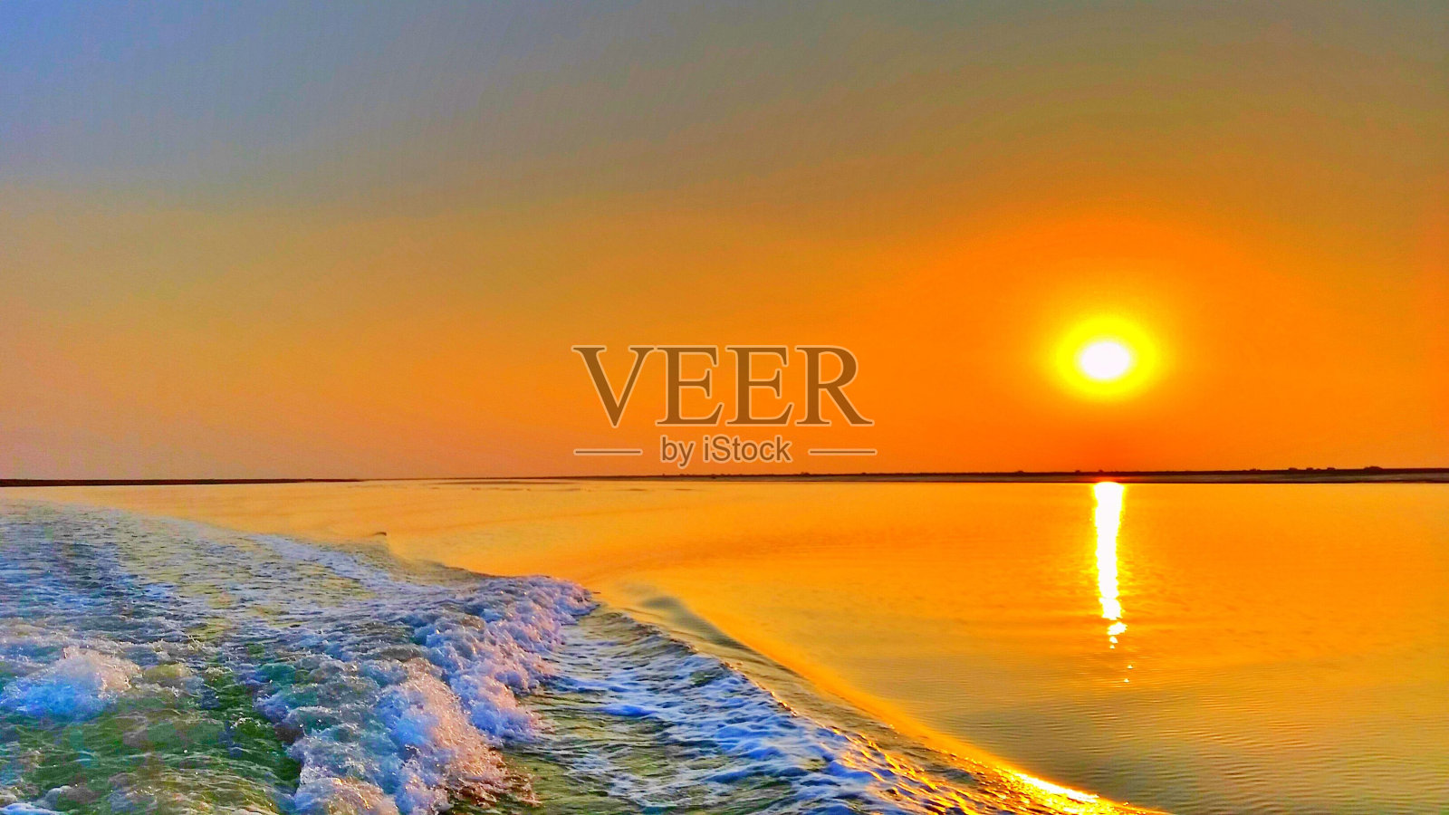 阳光反射在海水上的美丽景色照片摄影图片