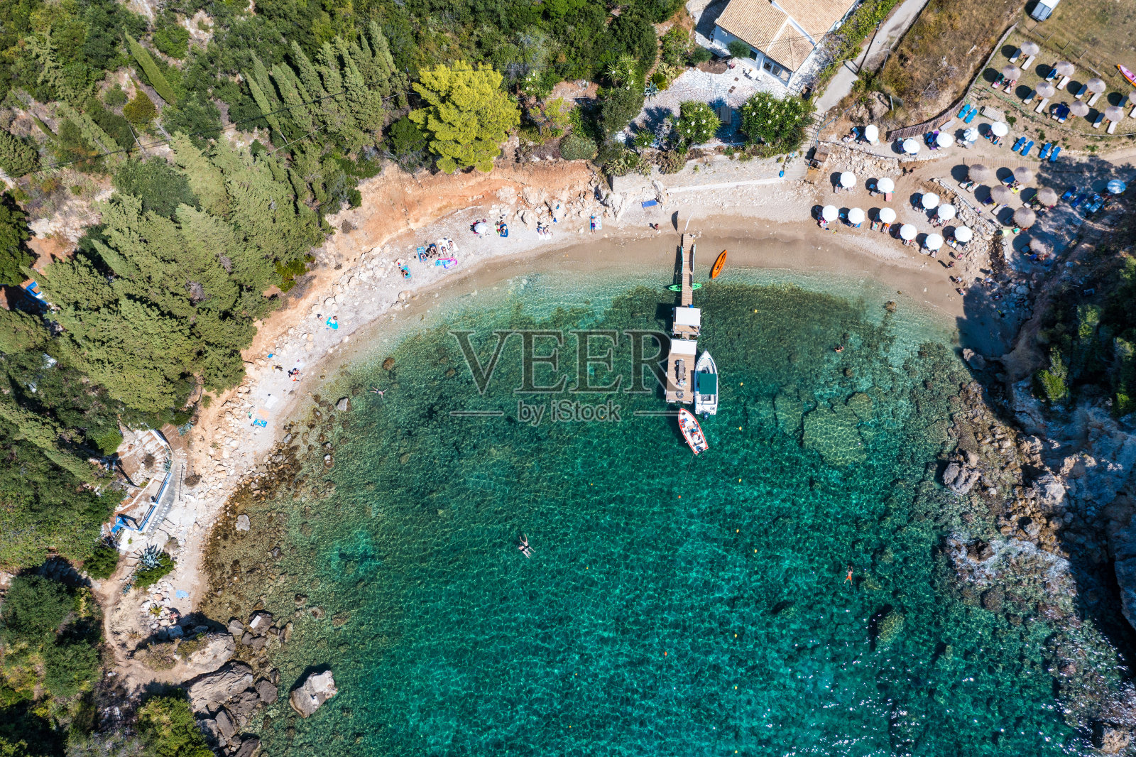 风景如画的海滨古奥卡斯塔，科孚岛，希腊。希腊科孚岛古奥卡斯特里察的美丽海湾。Palaiokastritsa的全景，船只和海滩科孚岛，希腊照片摄影图片