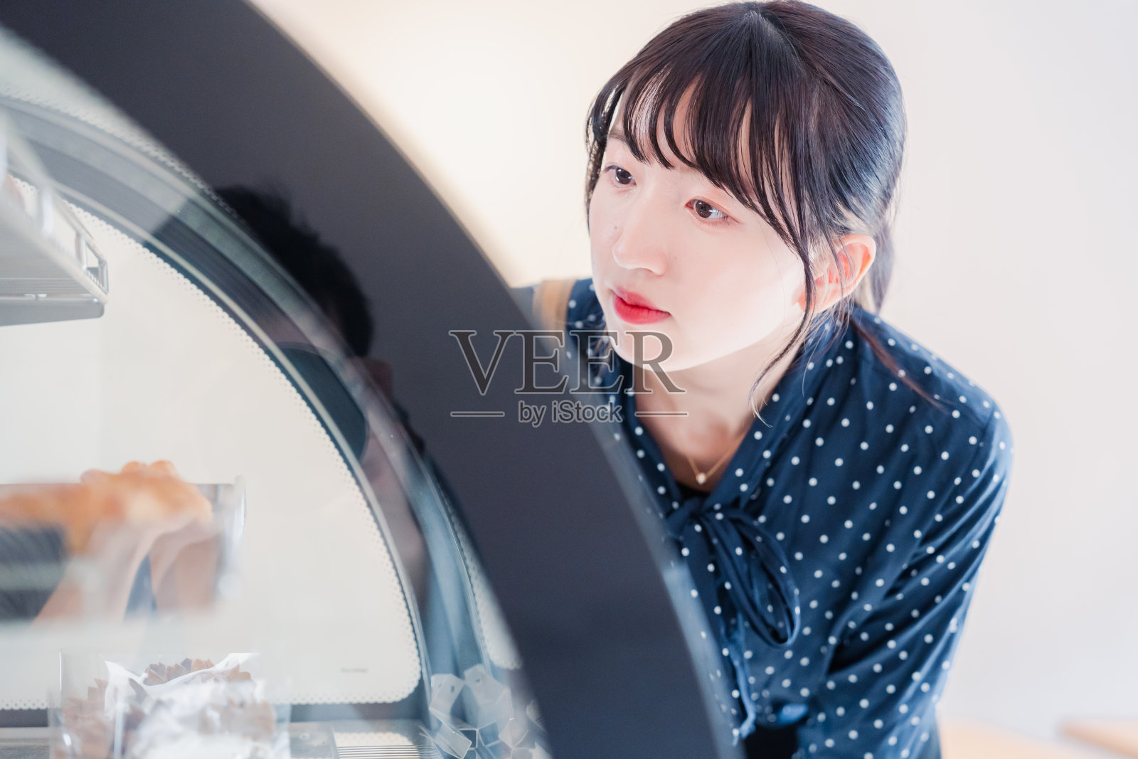 一名年轻女子在评论一家商店照片摄影图片