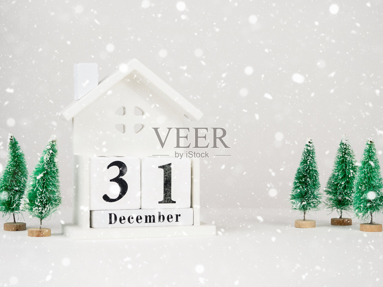 木制日历与圣诞树的日期12月31日在光的背景。新年的概念照片摄影图片