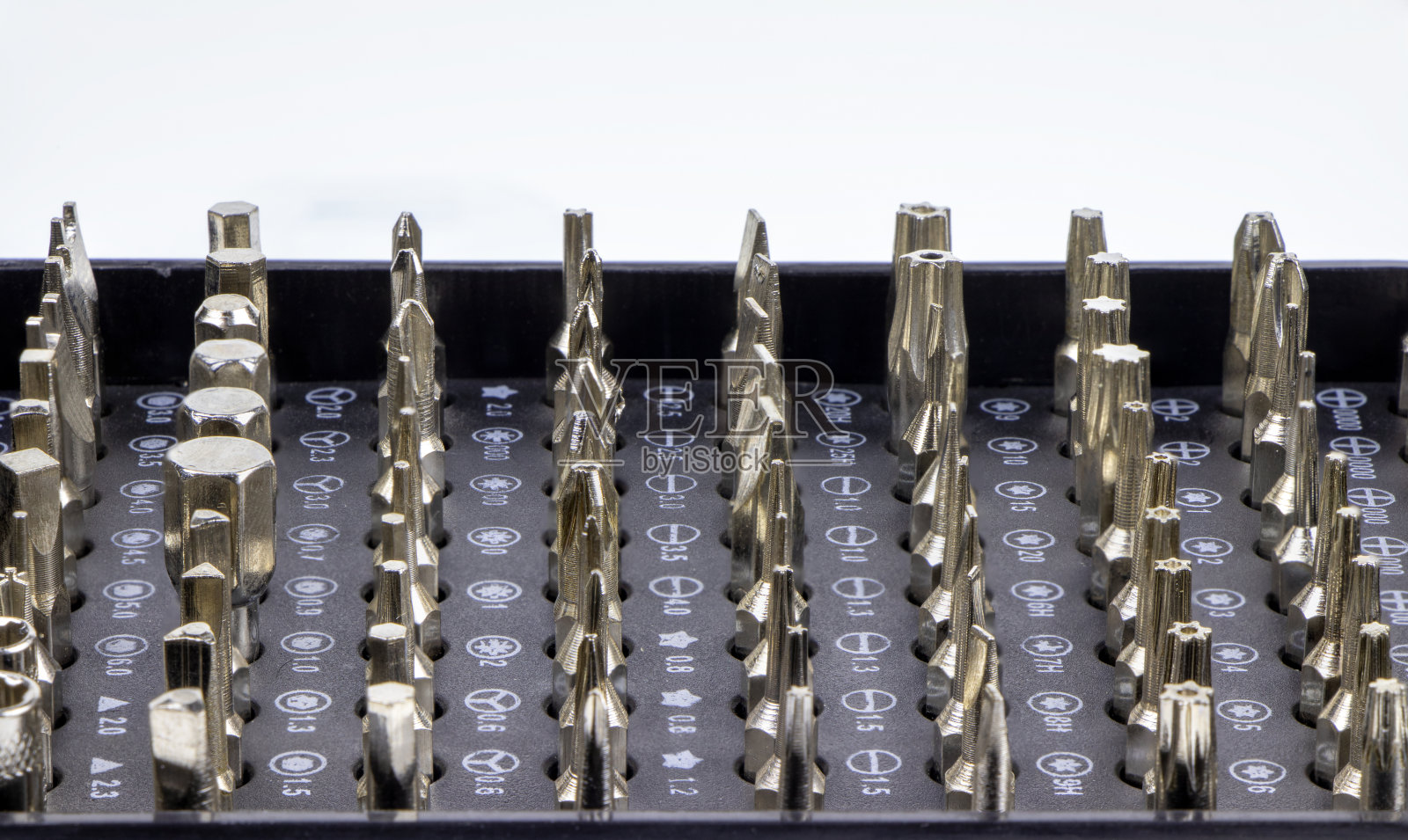 一套多尺寸的螺丝起子。一组隔离在白色背景上的用于修复的位照片摄影图片