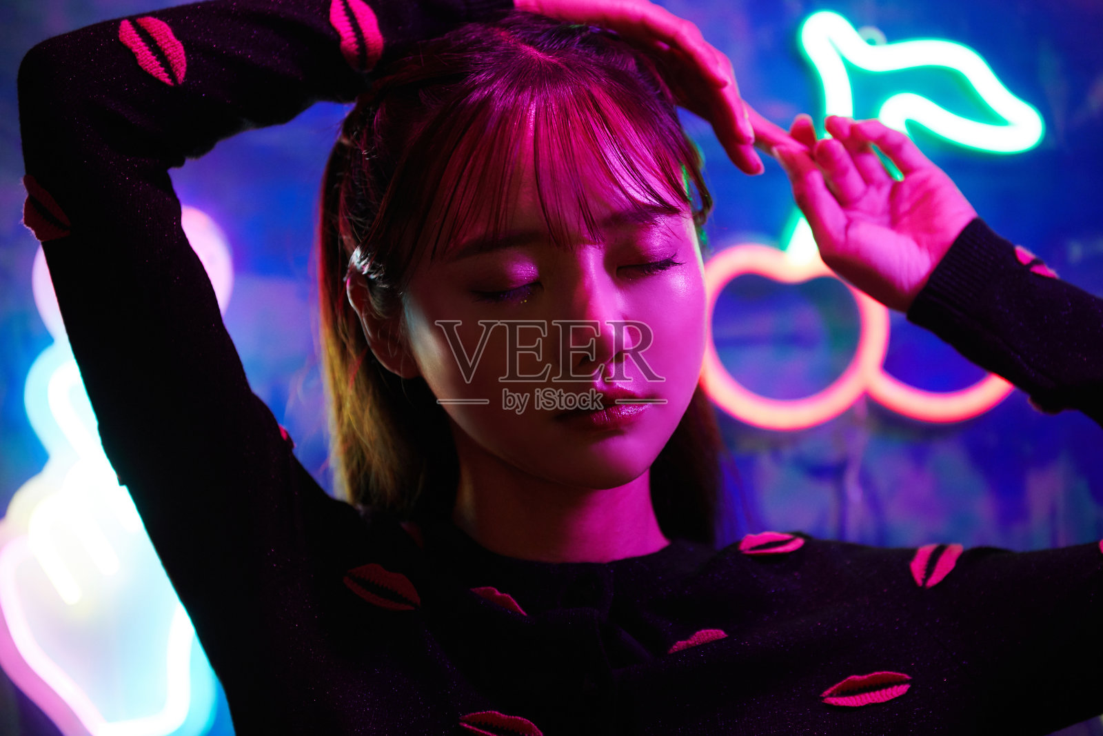 一个年轻的亚洲女人的肖像霓虹灯标志照片摄影图片