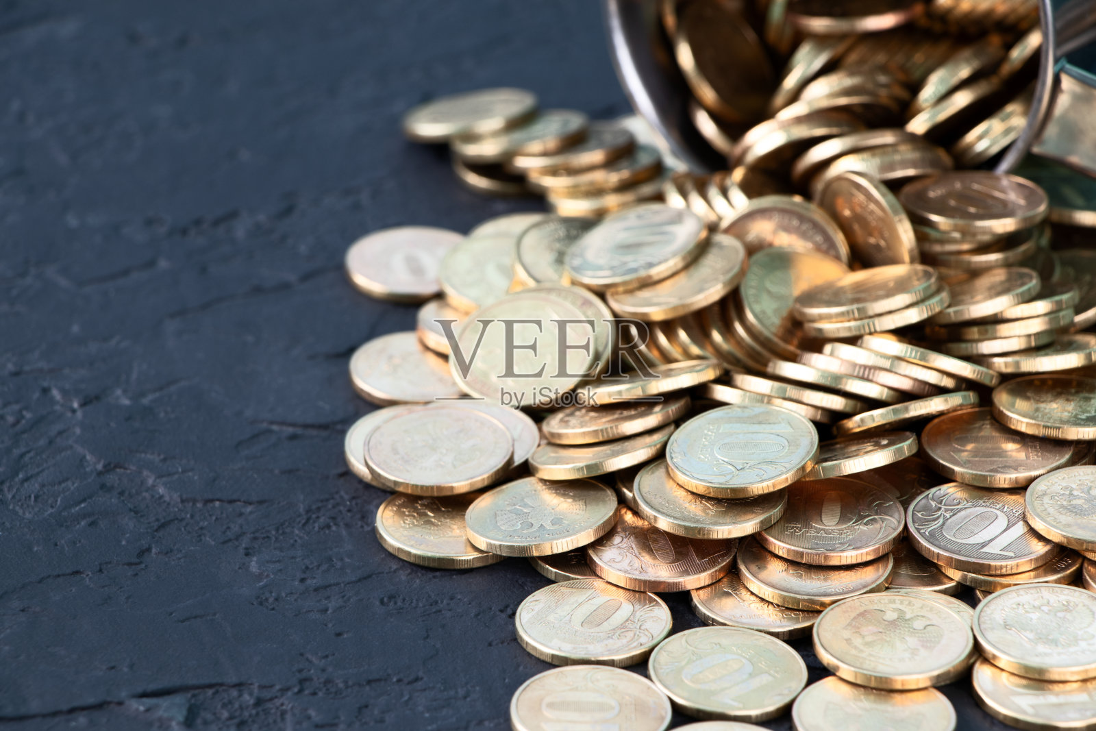 黑色背景上的金币。一堆金币。副本的空间。寻宝游戏照片摄影图片