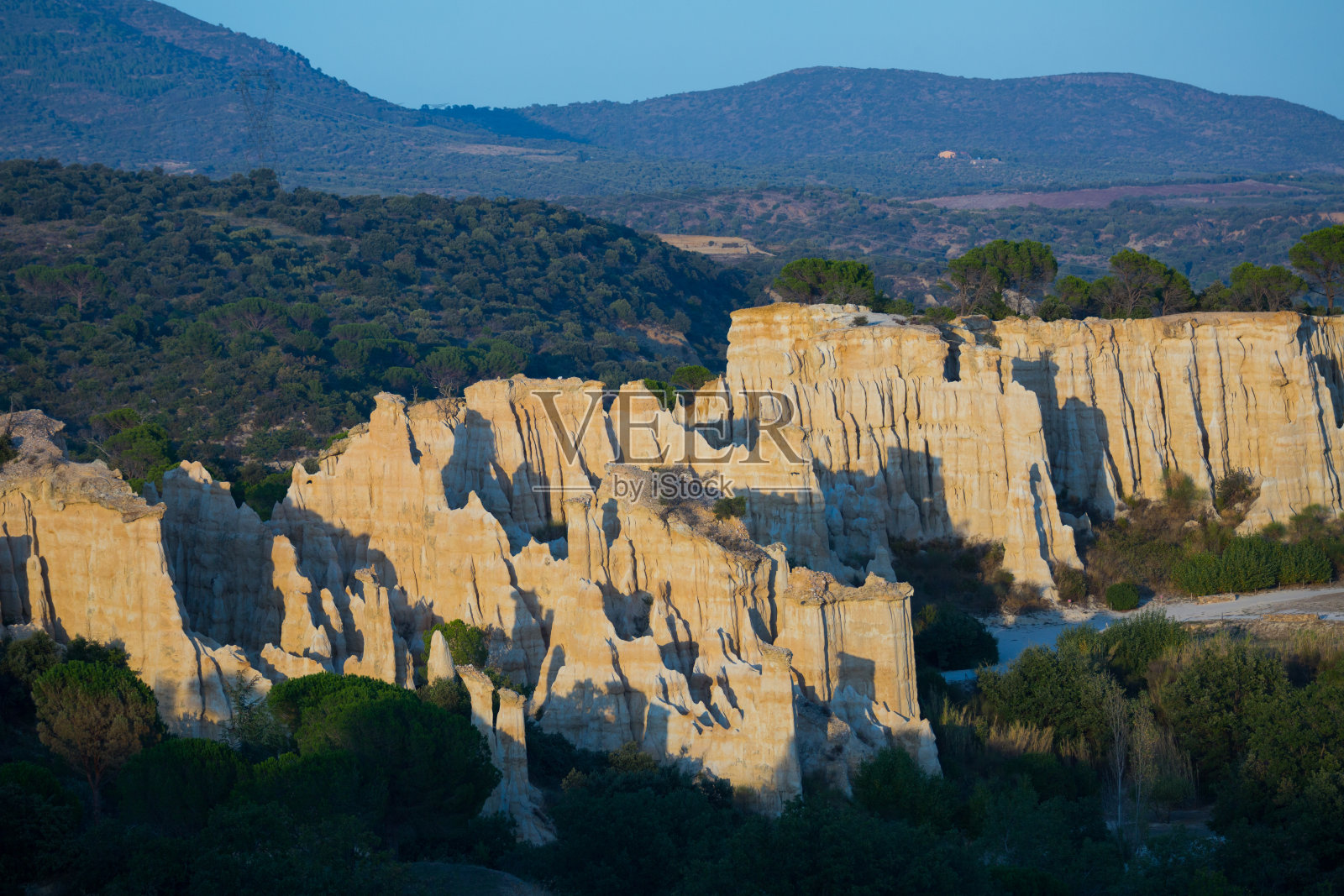 法国比利牛斯山脉的岩层照片摄影图片