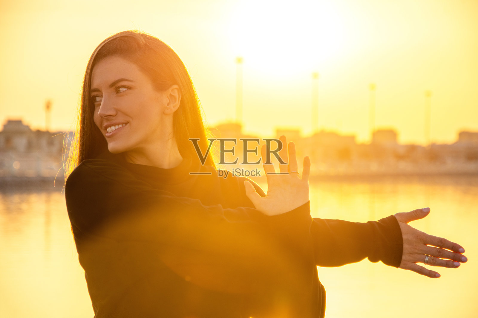 户外跑步前伸展双臂的美丽年轻女子肖像照片摄影图片