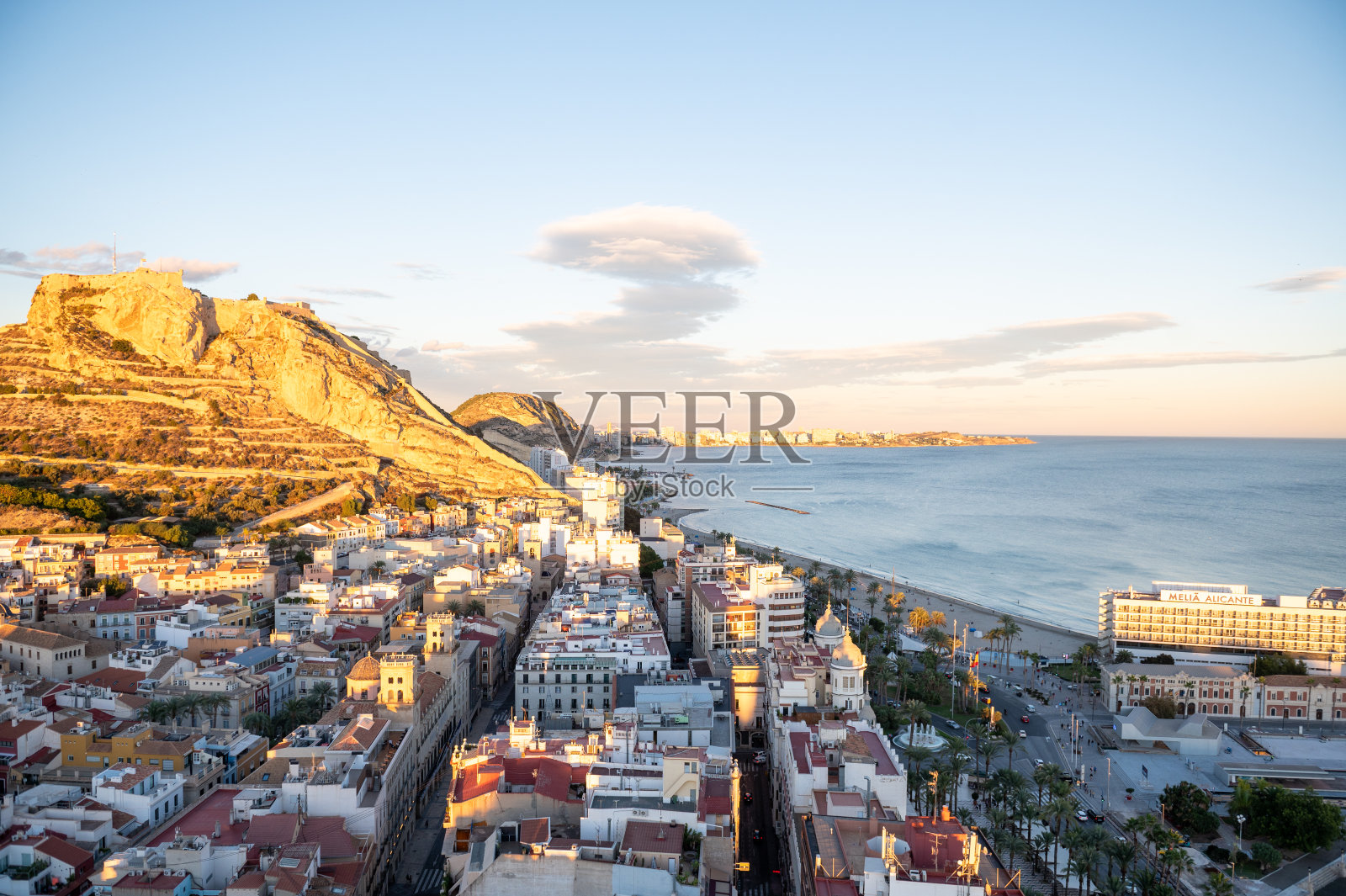 2022年，从西班牙大太阳酒店的屋顶俯瞰阿利坎特旅游城市的城市景观。照片摄影图片