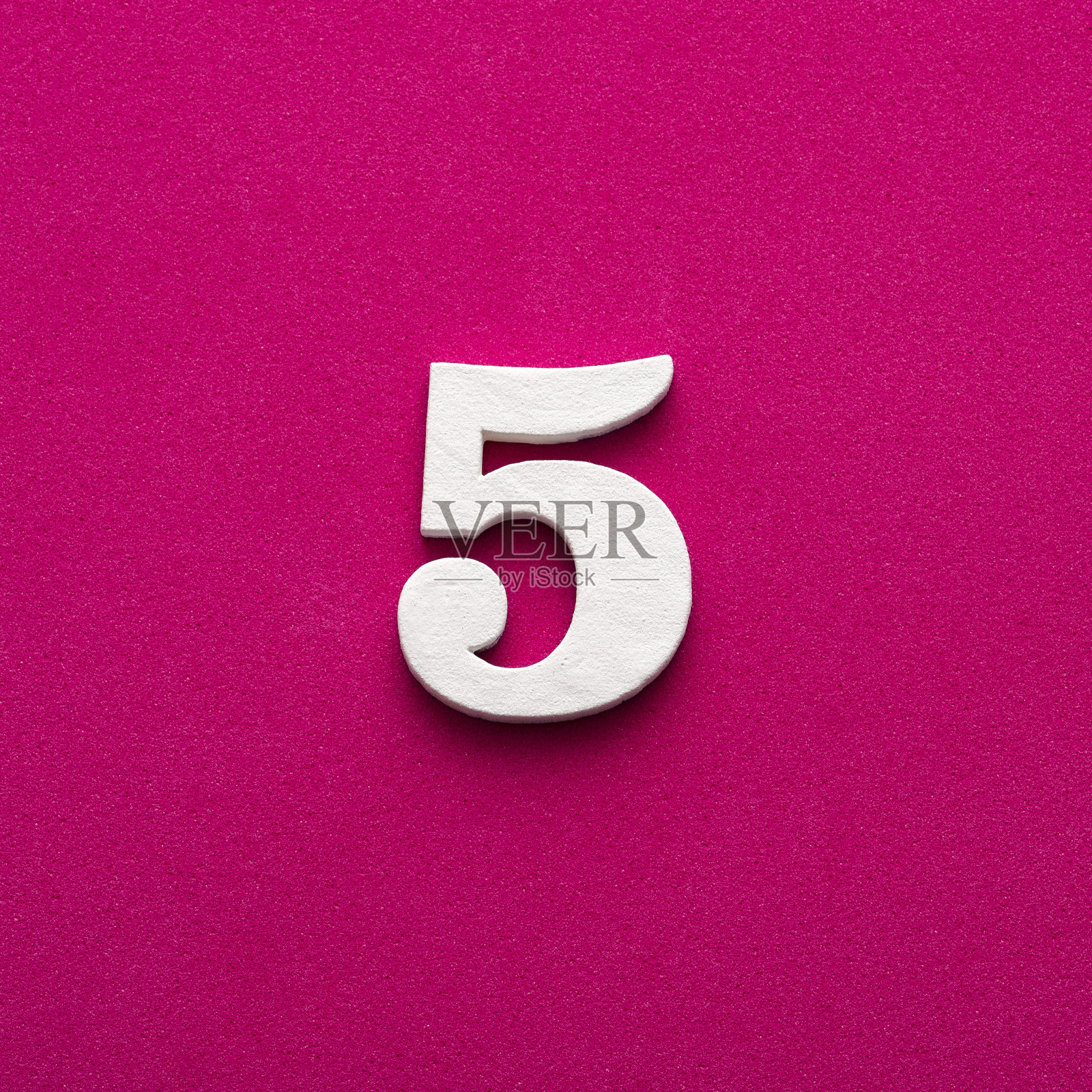 数字5 -白色木制数字罗丹明红色背景照片摄影图片