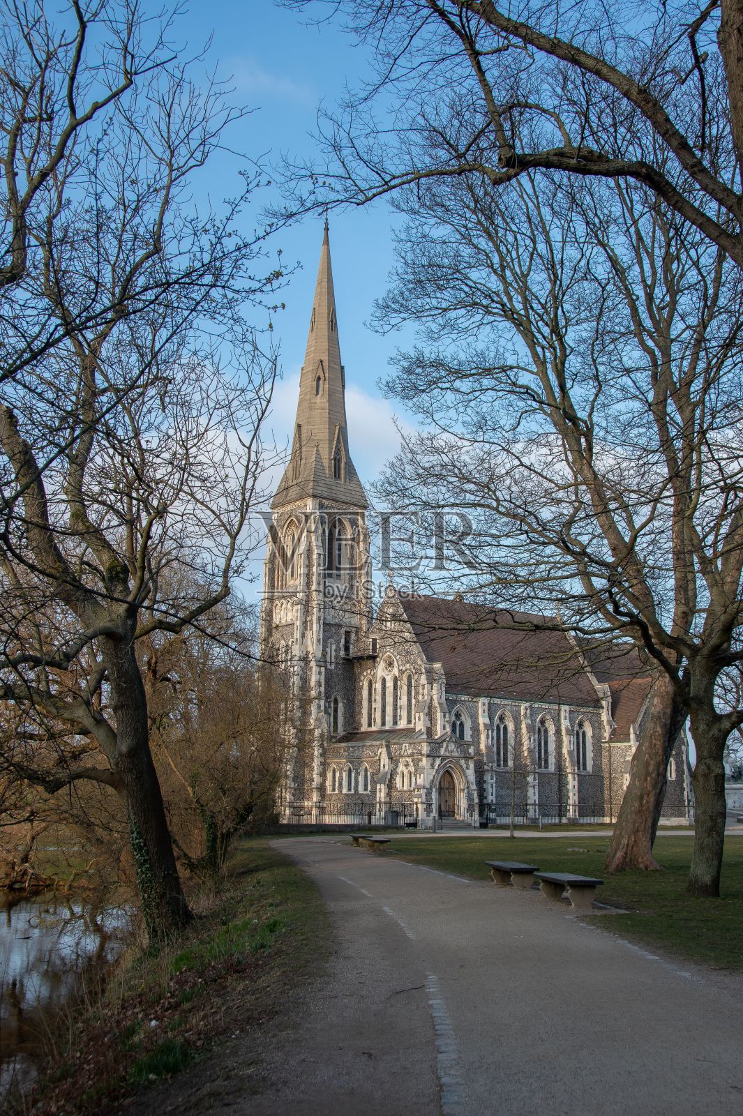 垂直拍摄圣阿尔班教堂照片摄影图片