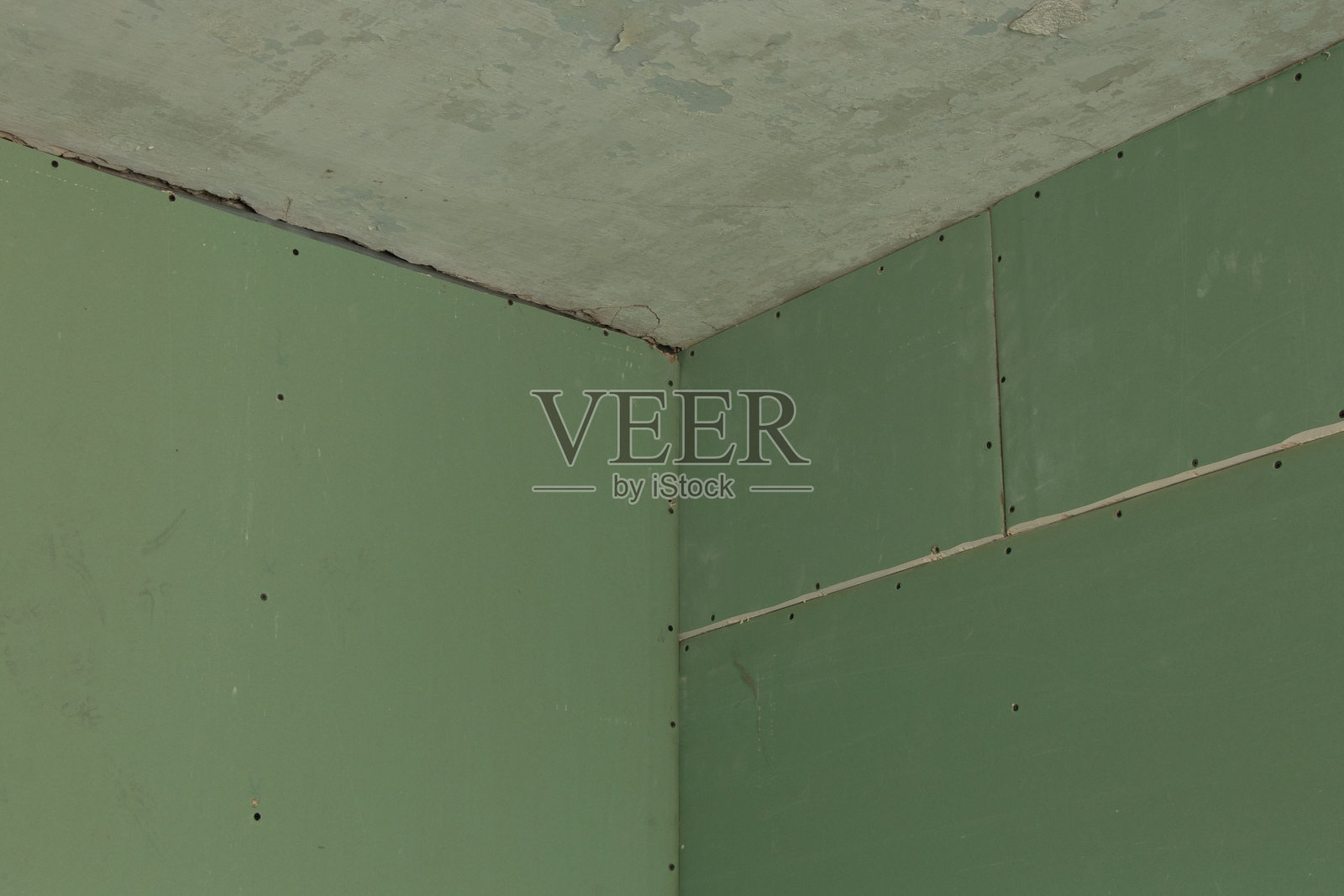 墙上的石膏板变绿，房间的修缮，家里的装修照片摄影图片