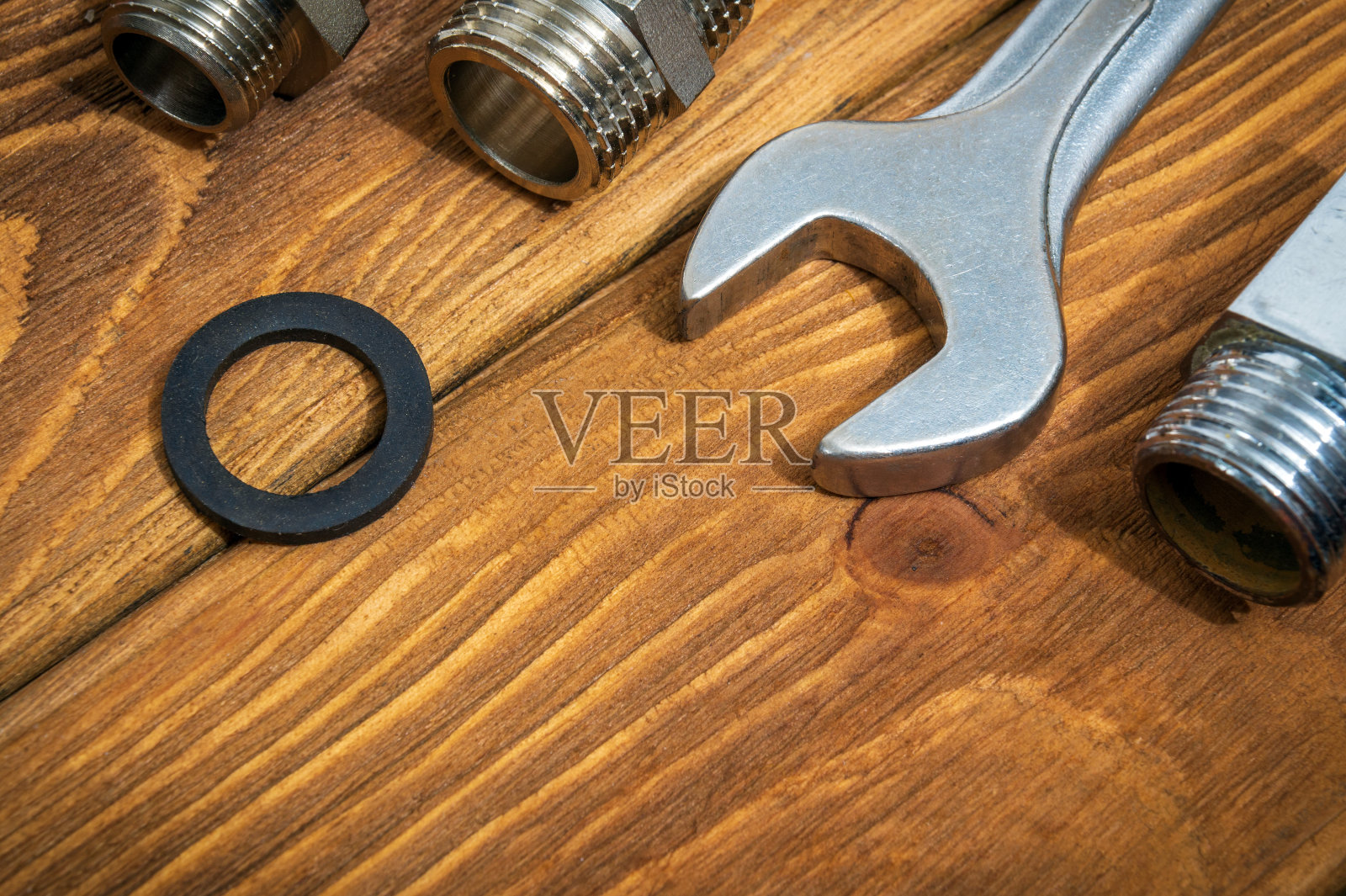 复古板上的黄铜配件和扳手特写。水暖设备维修理念照片摄影图片