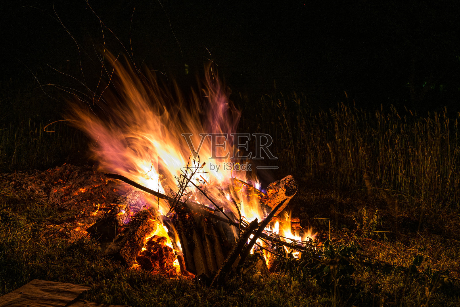 夜间篝火晚会照片摄影图片
