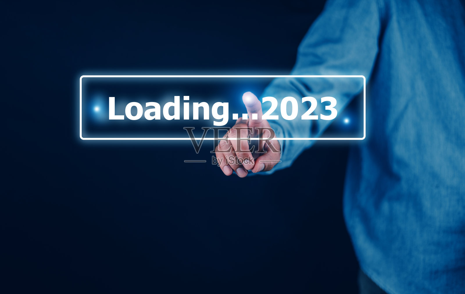 手使用智能手机搜索栏加载2023，开始新的2023年概念照片摄影图片