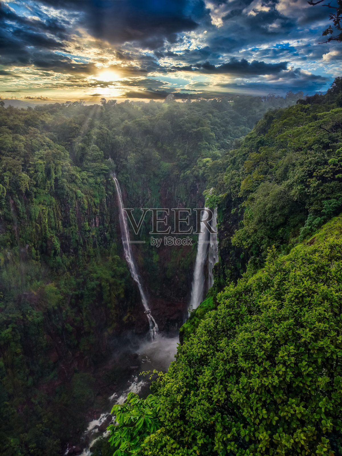 垂直拍摄的Thoseghar瀑布，萨塔拉，马哈拉施特拉邦，印度照片摄影图片