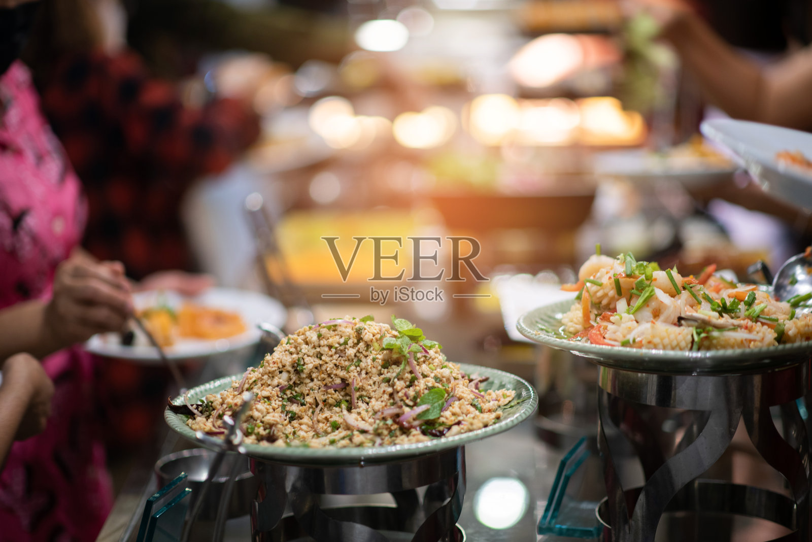 舀食物，准备食物，晚餐时间照片摄影图片