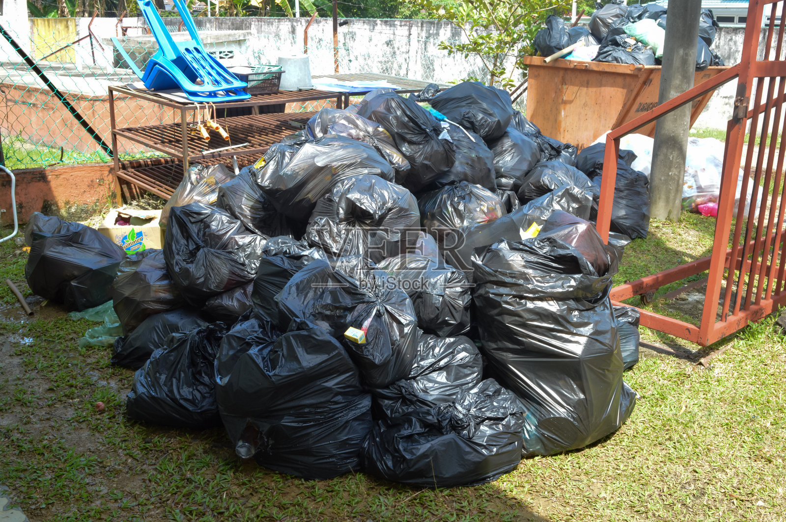 马来西亚巴生:2022年12月17日——一堆黑色塑料垃圾照片摄影图片