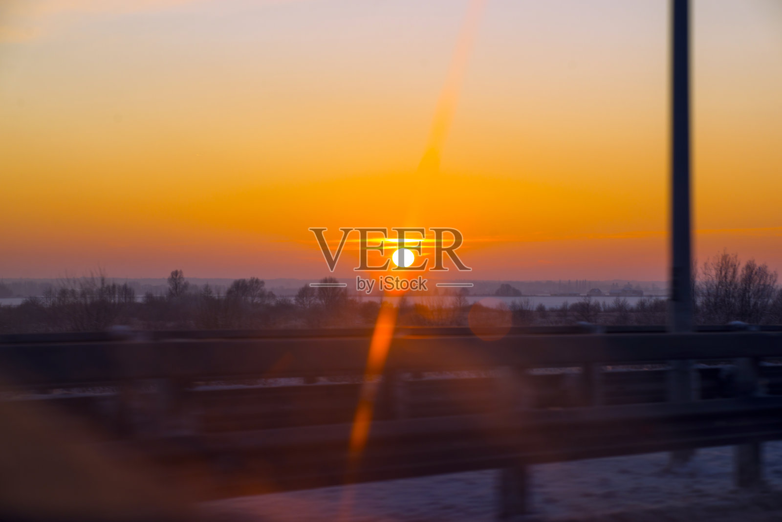 公路旅行中的日落散景照片摄影图片