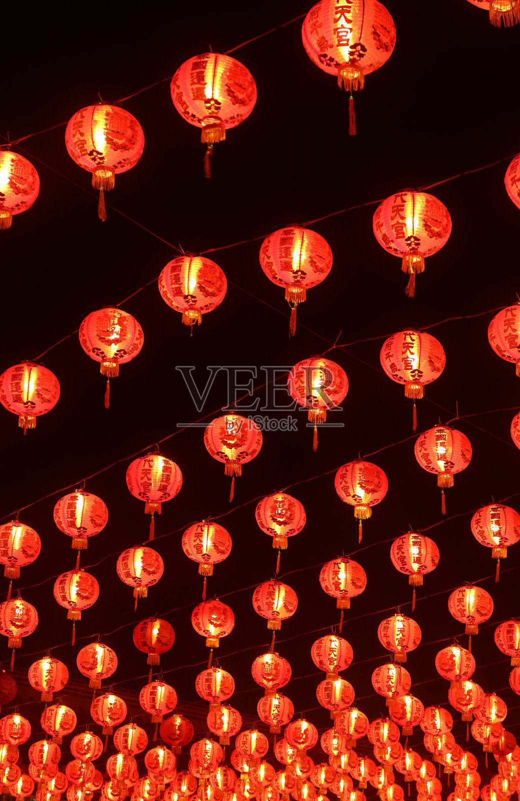 令人惊叹的夜景，中国悬挂灯笼在农历新年期间作为幸运符照片摄影图片