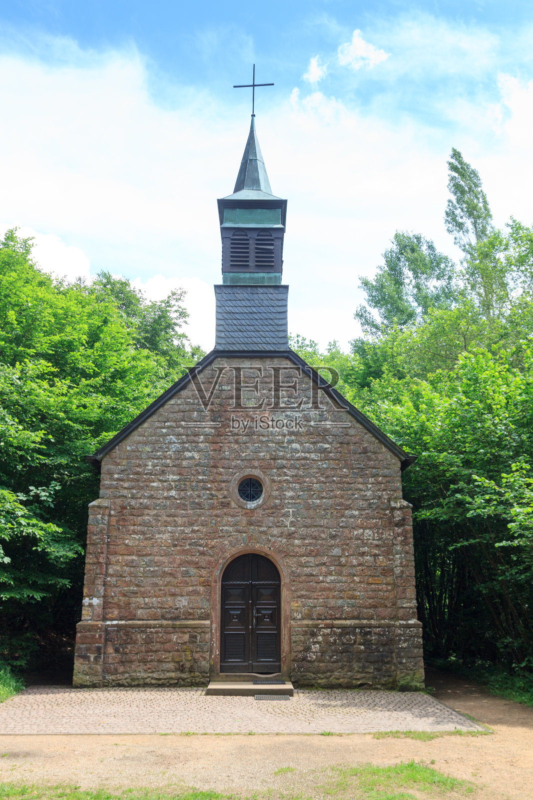 Chapel Büschkapelle in forest of Gerolstein, Germany照片摄影图片