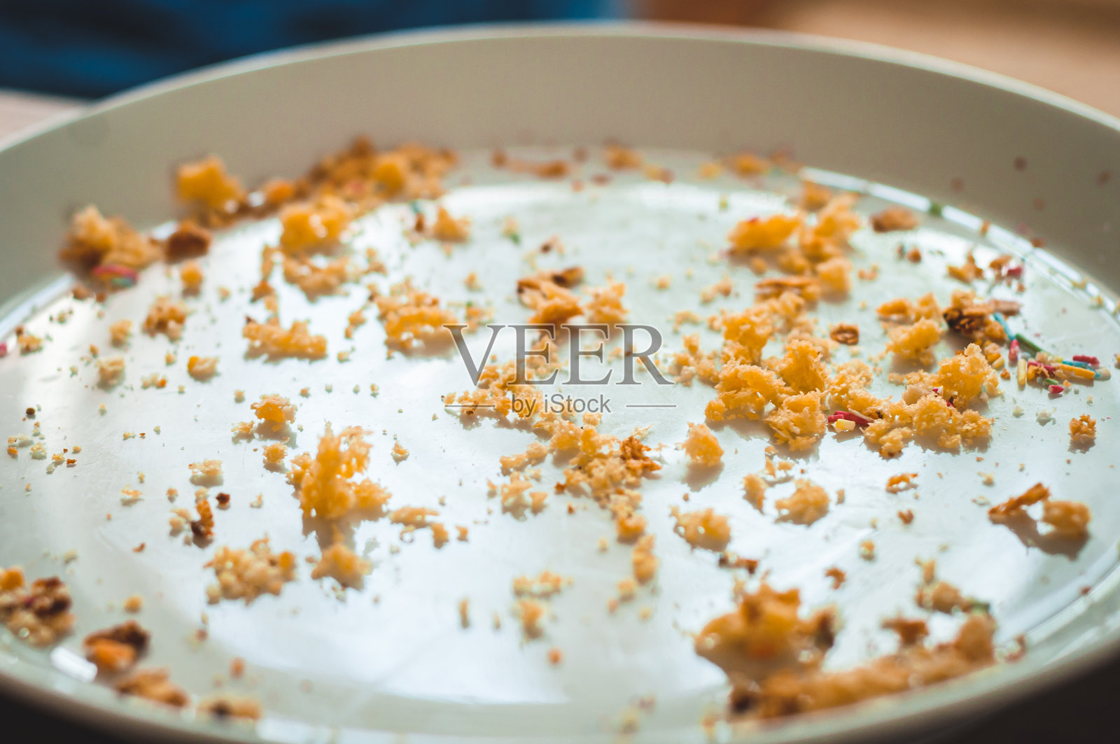 侧面的一个空的圆形白色盘子与复活节蛋糕碎屑的遗骸。照片摄影图片