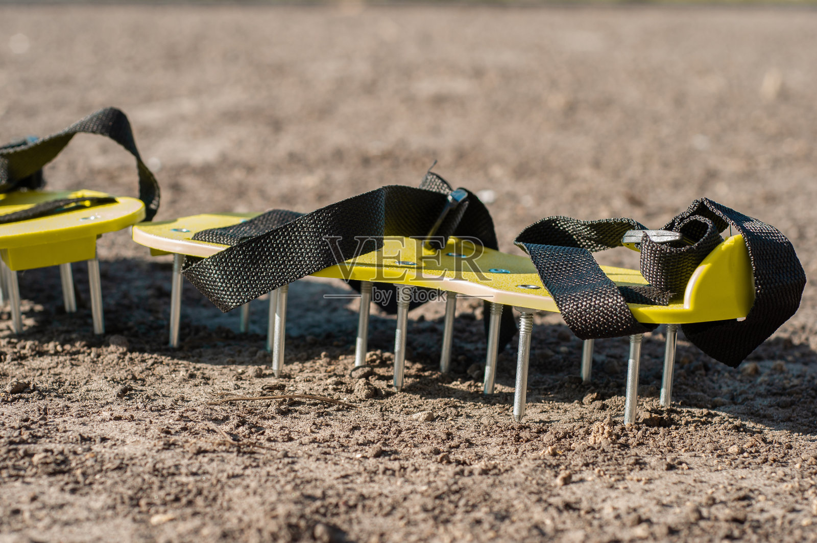 种植草坪前用于土壤充气和膨胀的专用工具。照片摄影图片