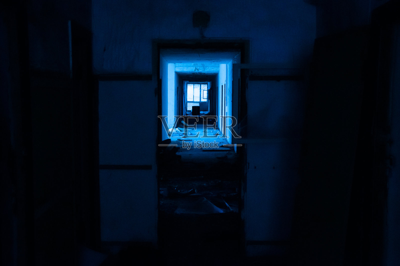 夜晚恐怖电影的阴暗走廊。蓝色的色调。照片摄影图片