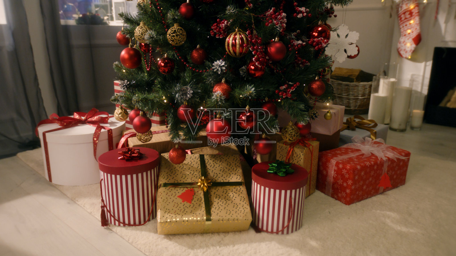 圣诞树上有玩具和闪烁的灯照片摄影图片