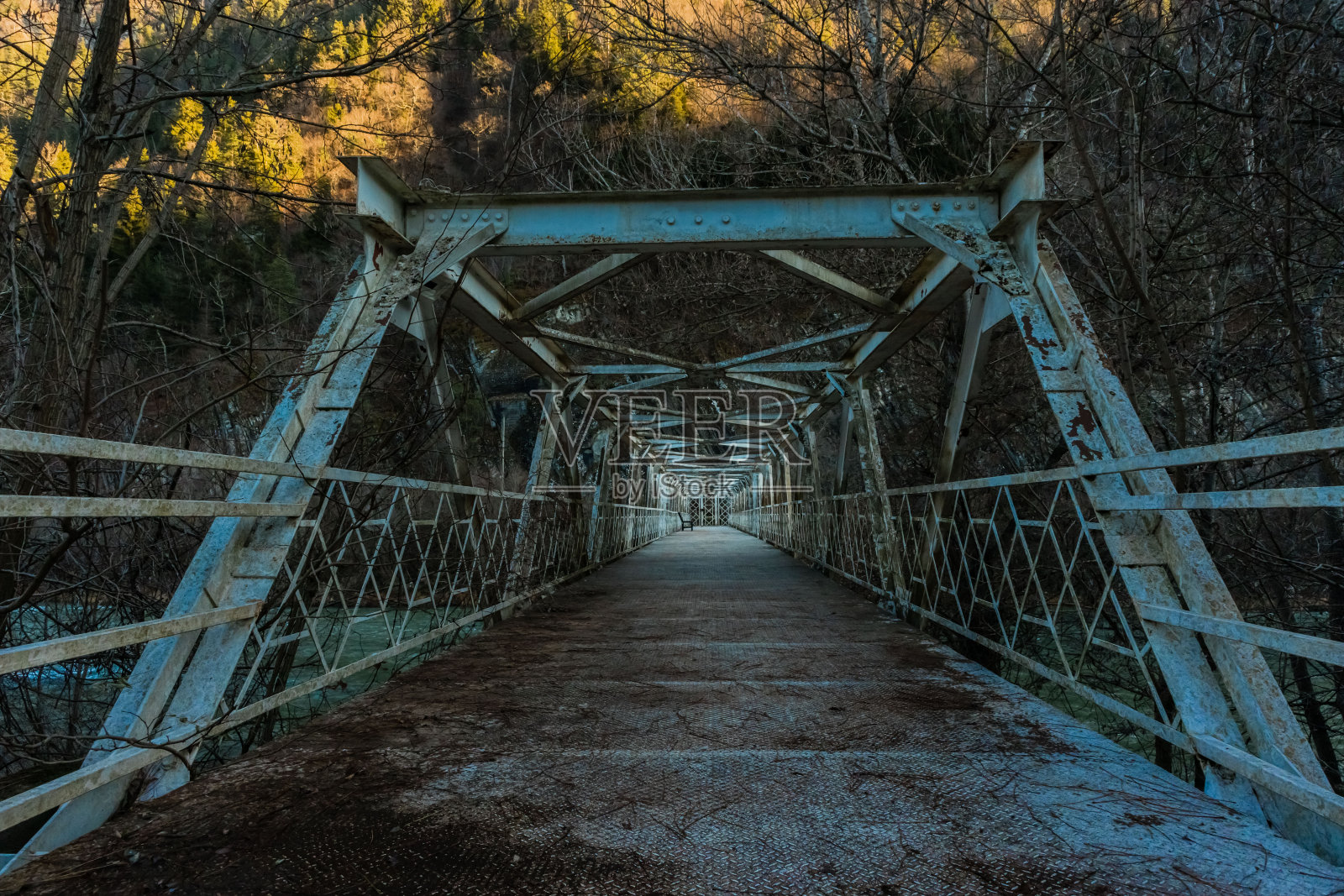 山上的河上有一座钢桥照片摄影图片