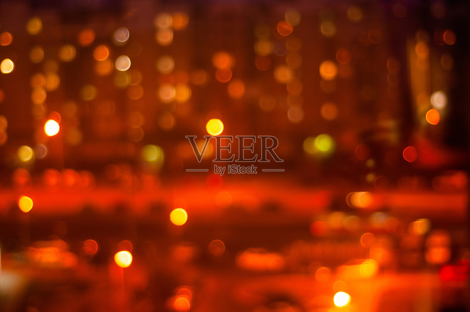 模糊的照片，夜晚的城市从阳台上的住宅楼。蚁丘里的生活令人上瘾。照片摄影图片