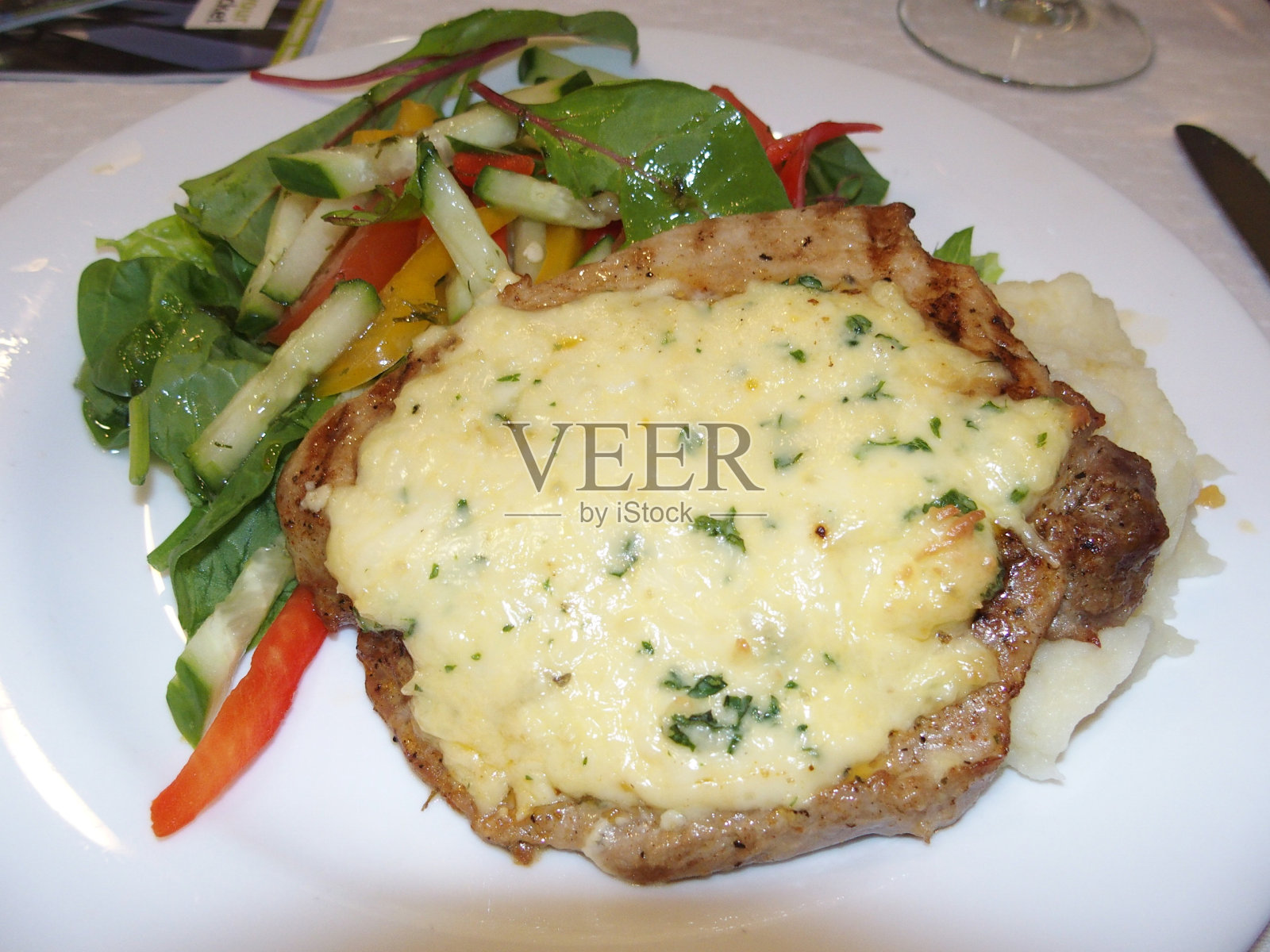 美味:不加面包屑，焗牛肉，炸肉排配土豆泥和什锦沙拉照片摄影图片