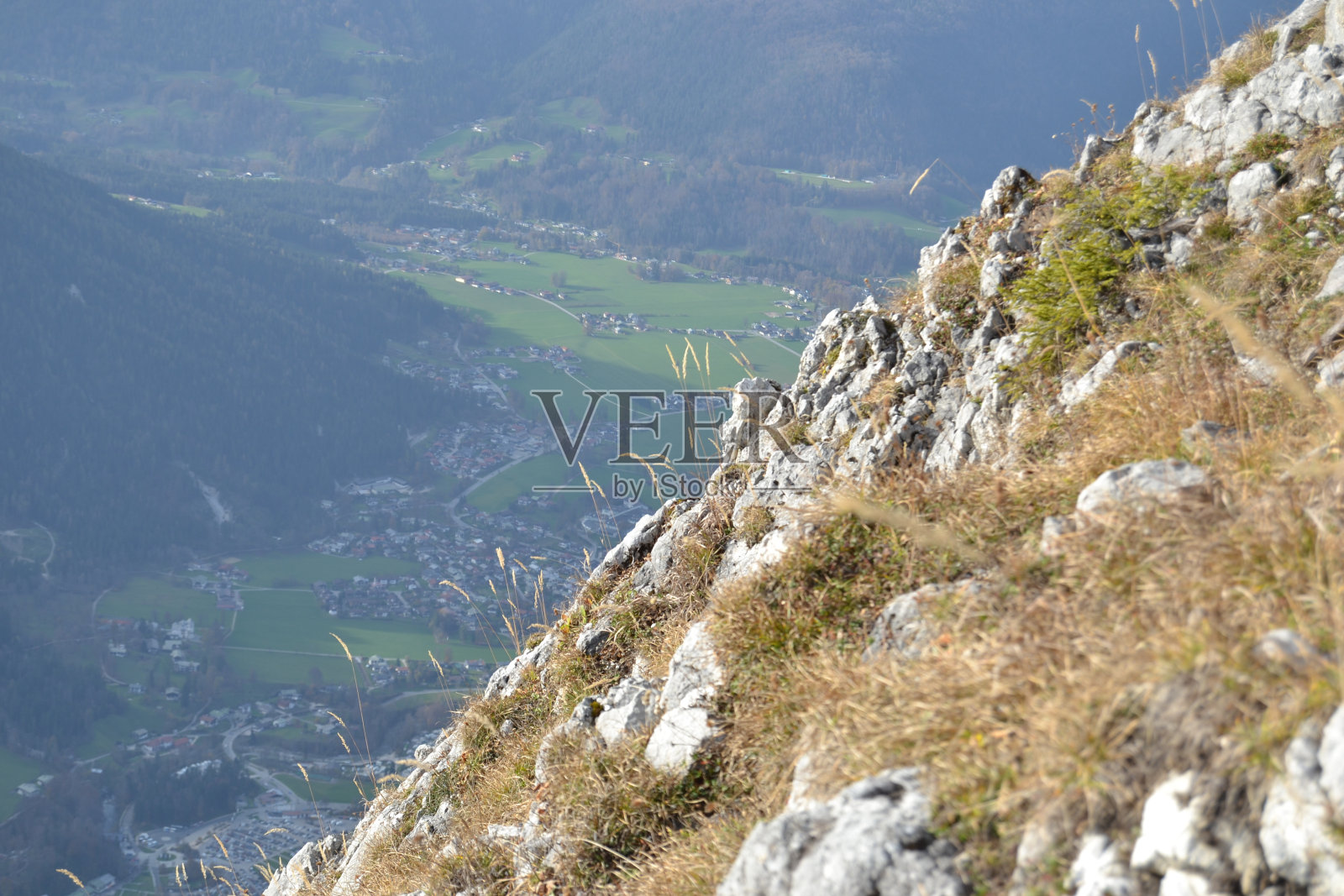 从山顶看山谷的景色照片摄影图片