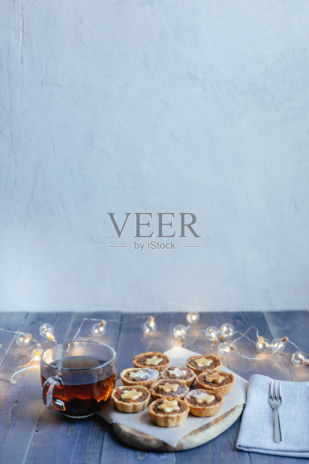 灰色背景上有水果馅的圣诞肉馅饼。照片摄影图片