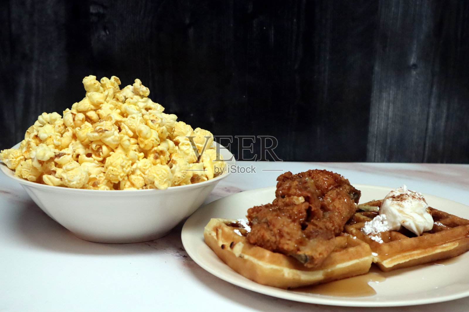 鸡肉和华夫饼口味的美味爆米花照片摄影图片