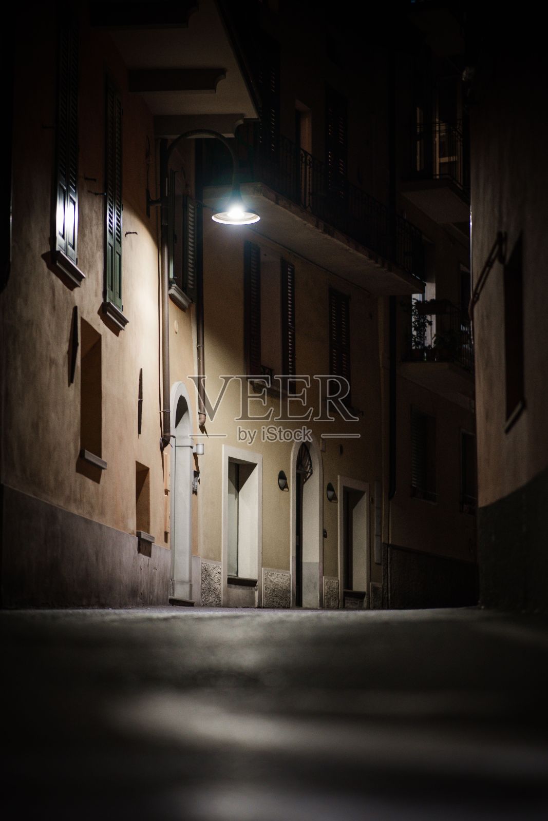 夜晚，城市街道上有一幢灯火通明的房子照片摄影图片