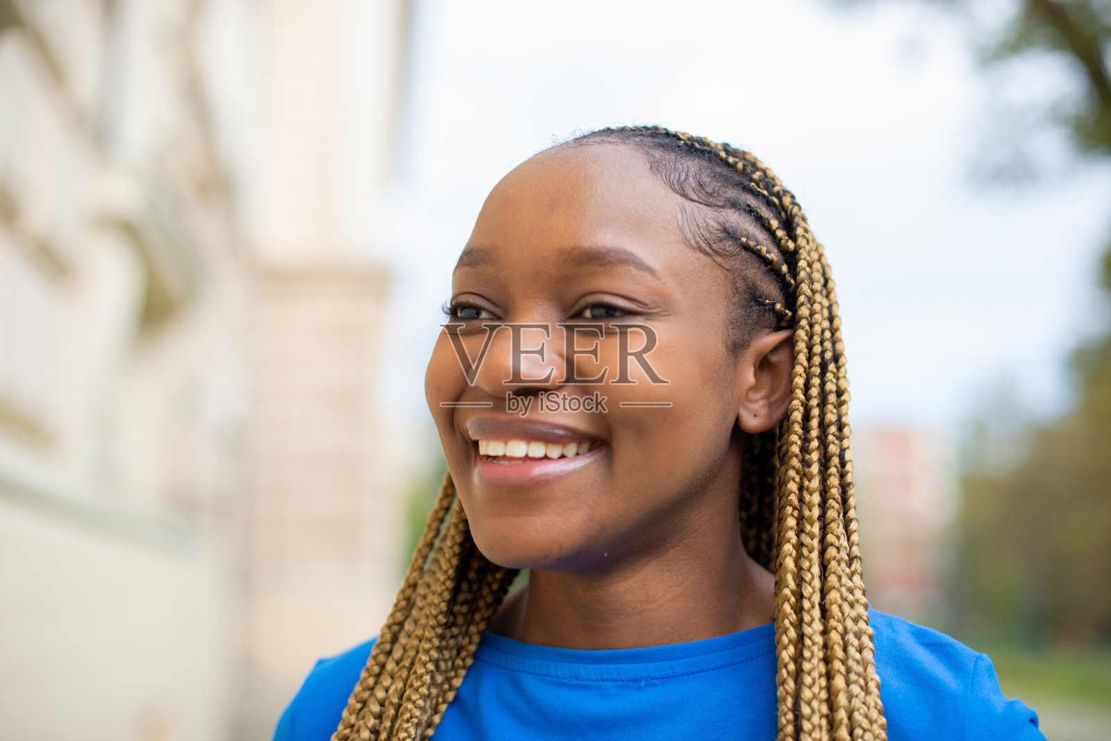 美丽的年轻女子摆姿势照片摄影图片