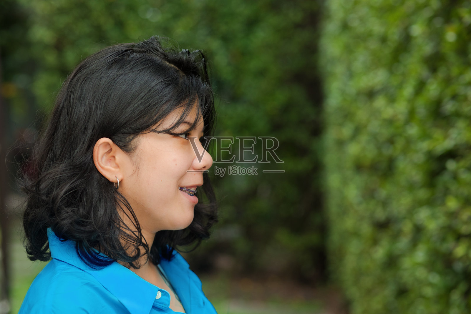 年轻的泰国女子的侧面视图照片摄影图片