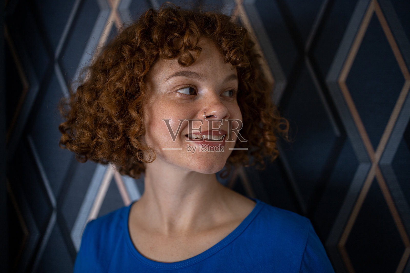 优雅的年轻女子照片摄影图片