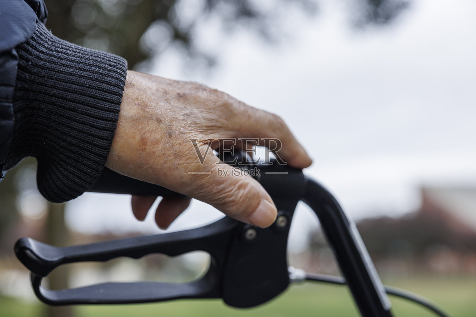 老人的手握着助行器照片摄影图片
