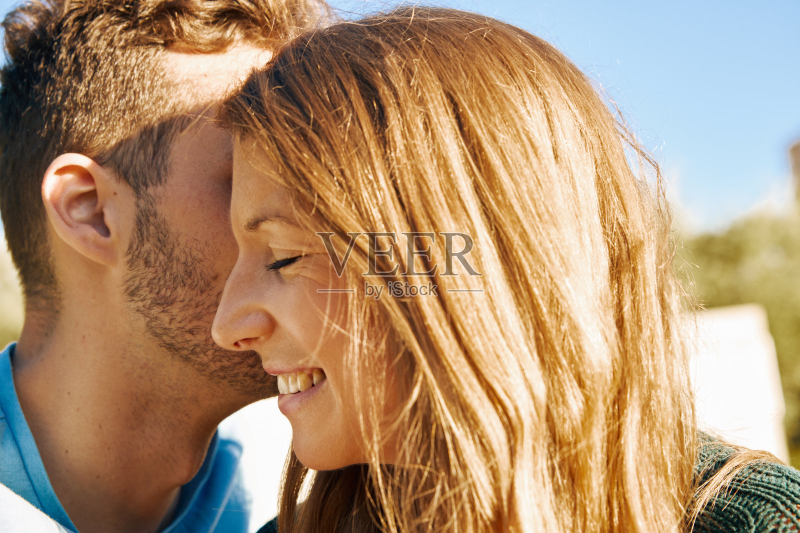 一对年轻夫妇在户外共度甜蜜时光照片摄影图片