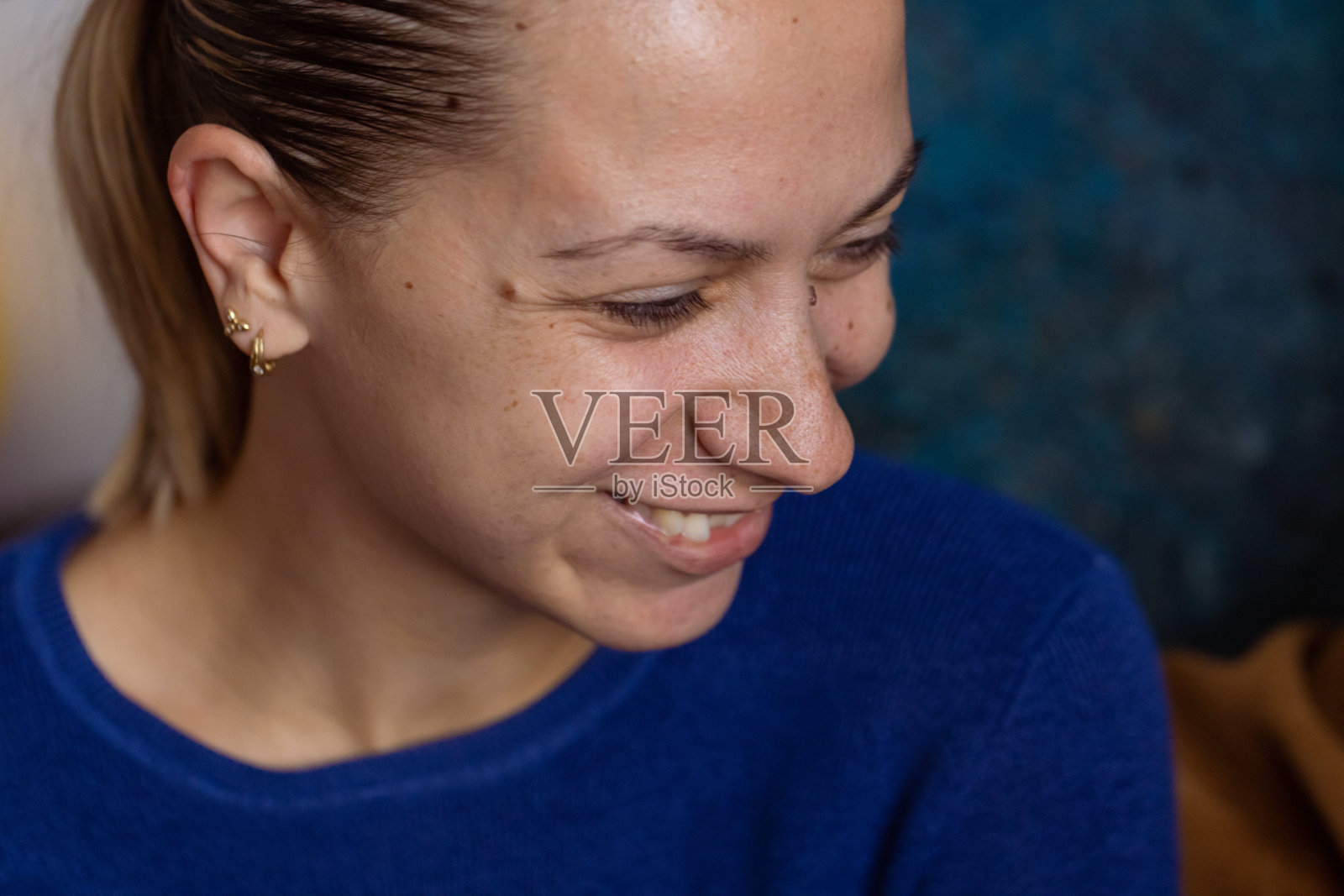 一个年轻女子的肖像照片摄影图片