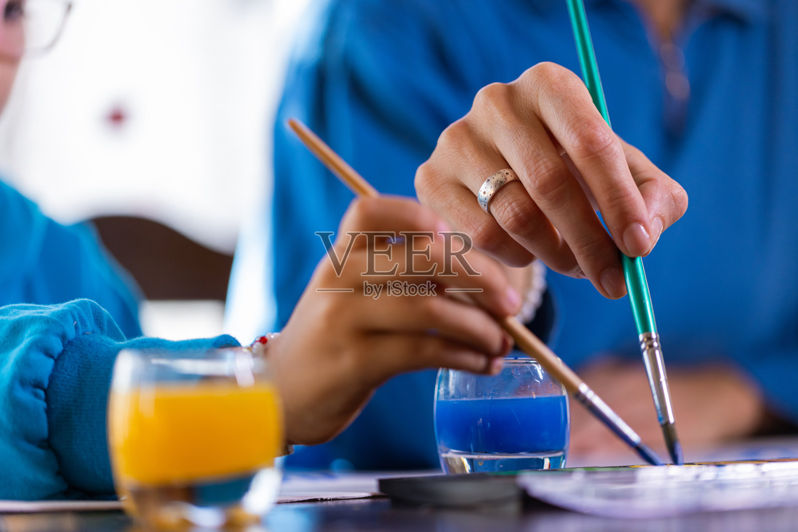 有创意的女孩和她的妈妈用水彩画照片摄影图片