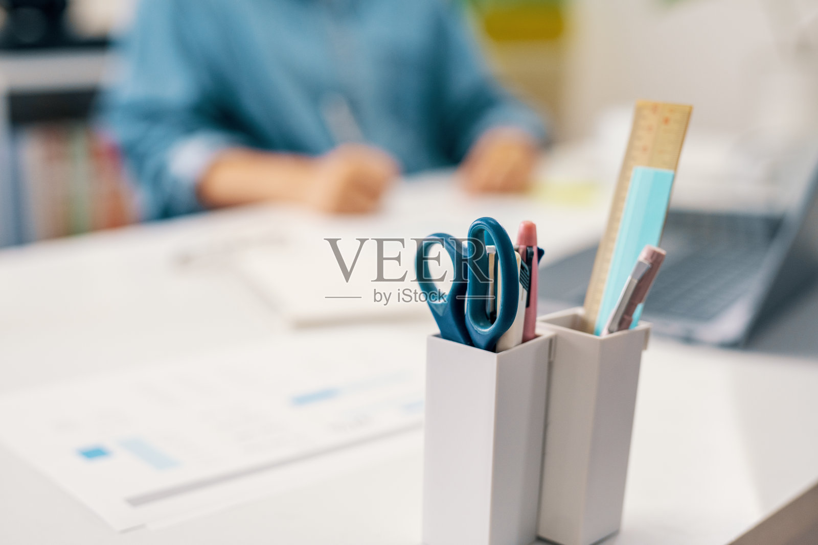 特写镜头一个中年妇女在财务工作照片摄影图片