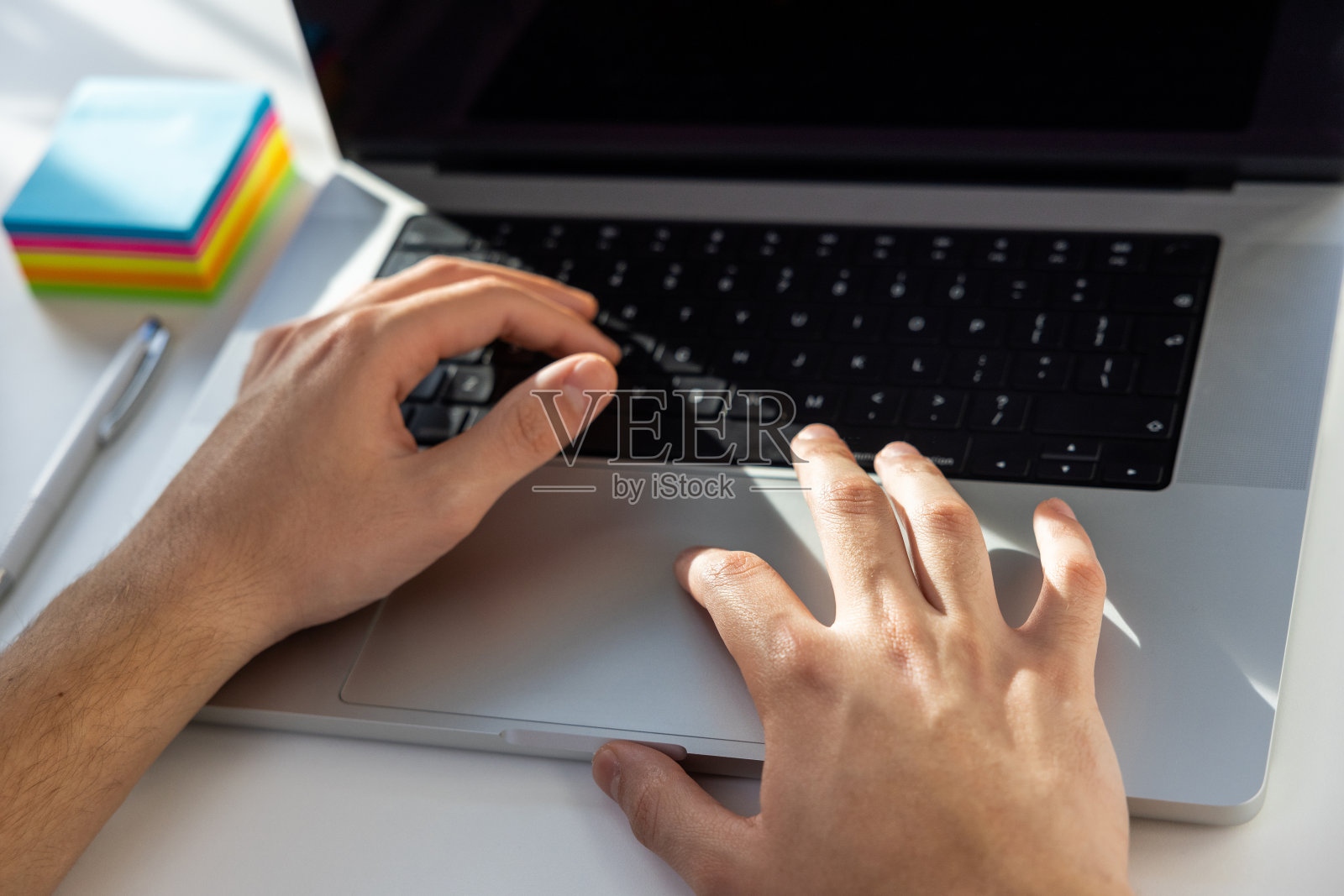 一个面目全非的少年在用笔记本电脑照片摄影图片