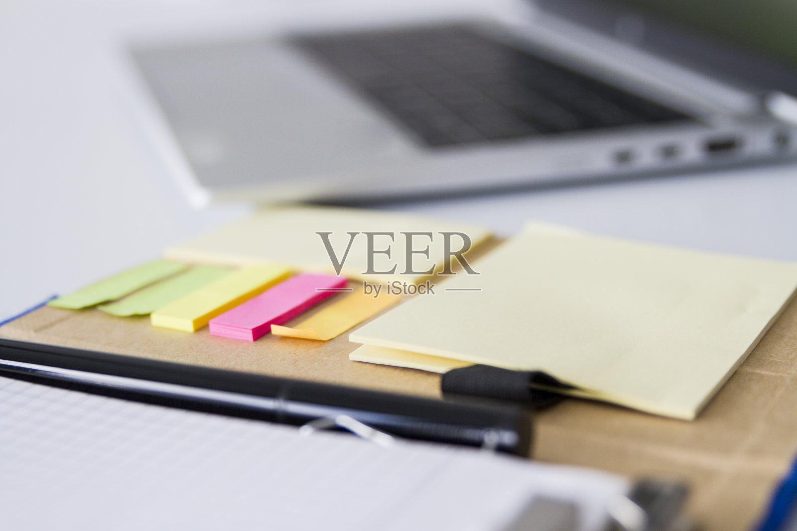 笔记本前的彩色笔记本照片摄影图片