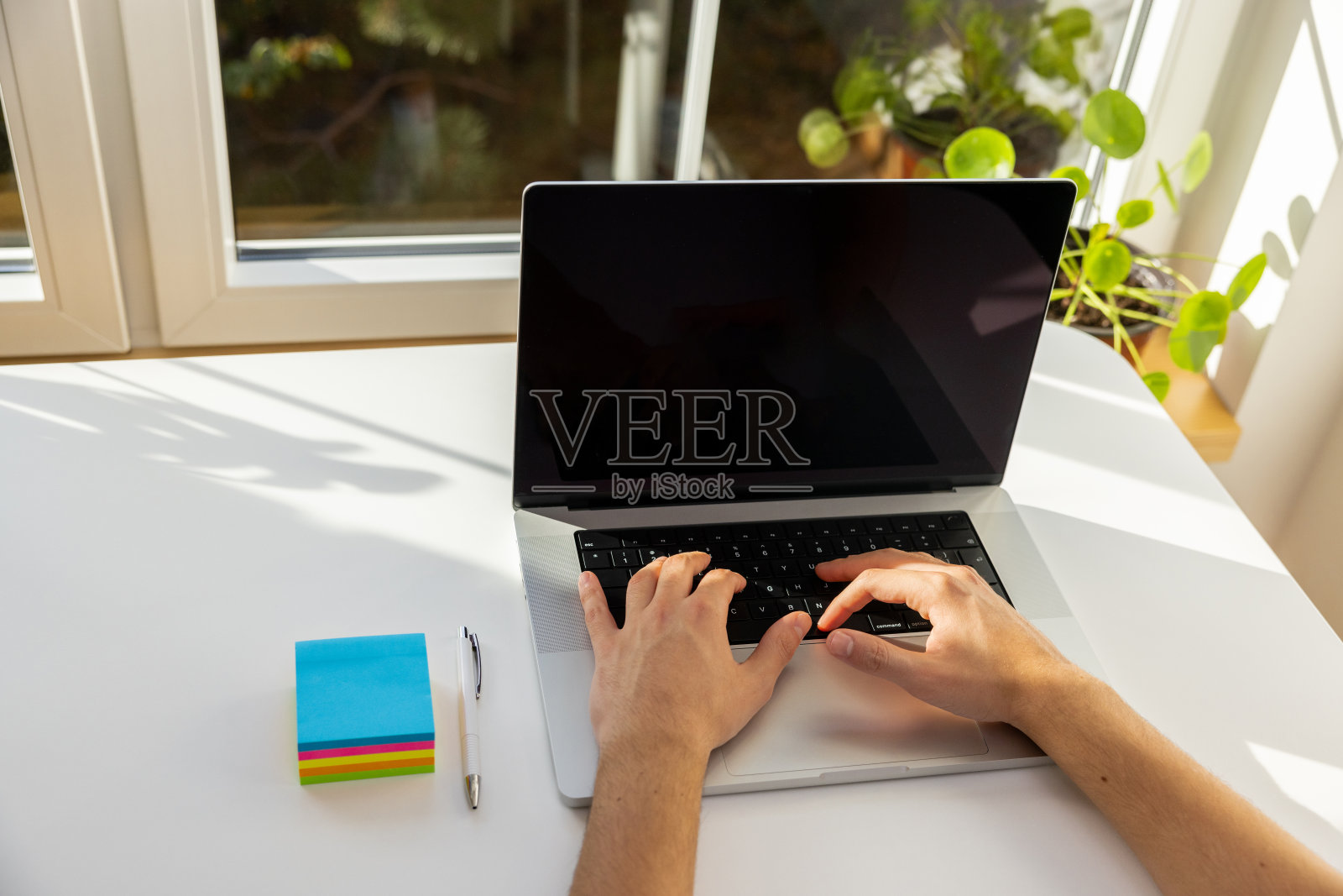 一个面目全非的少年在用笔记本电脑照片摄影图片