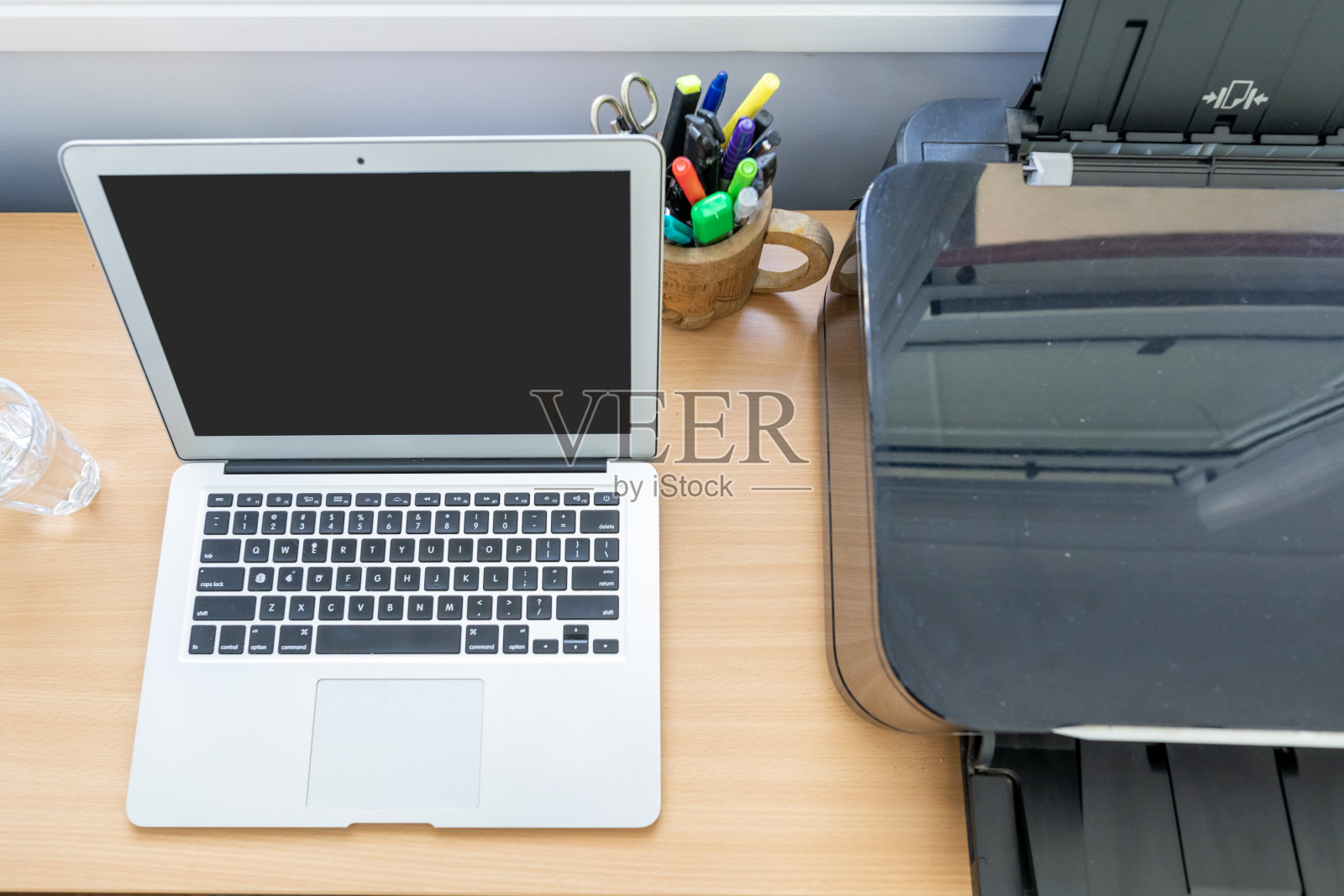 办公桌上的现代笔记本电脑照片摄影图片